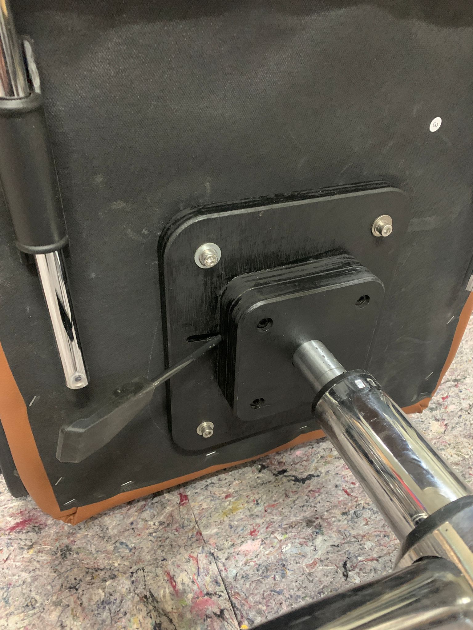 為了匹配顏色，噴了消光黑的油漆，這樣就跟椅子下方的顏色非常一致了。