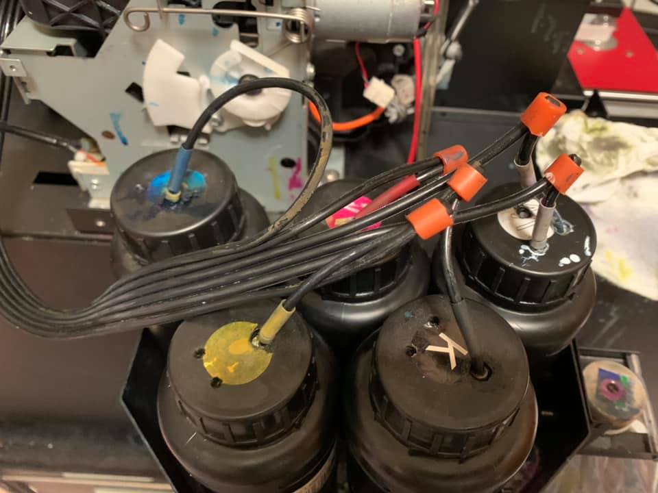 上墨的時候把不要的墨管對折,就可以確認指定顏色墨水是否已抽出