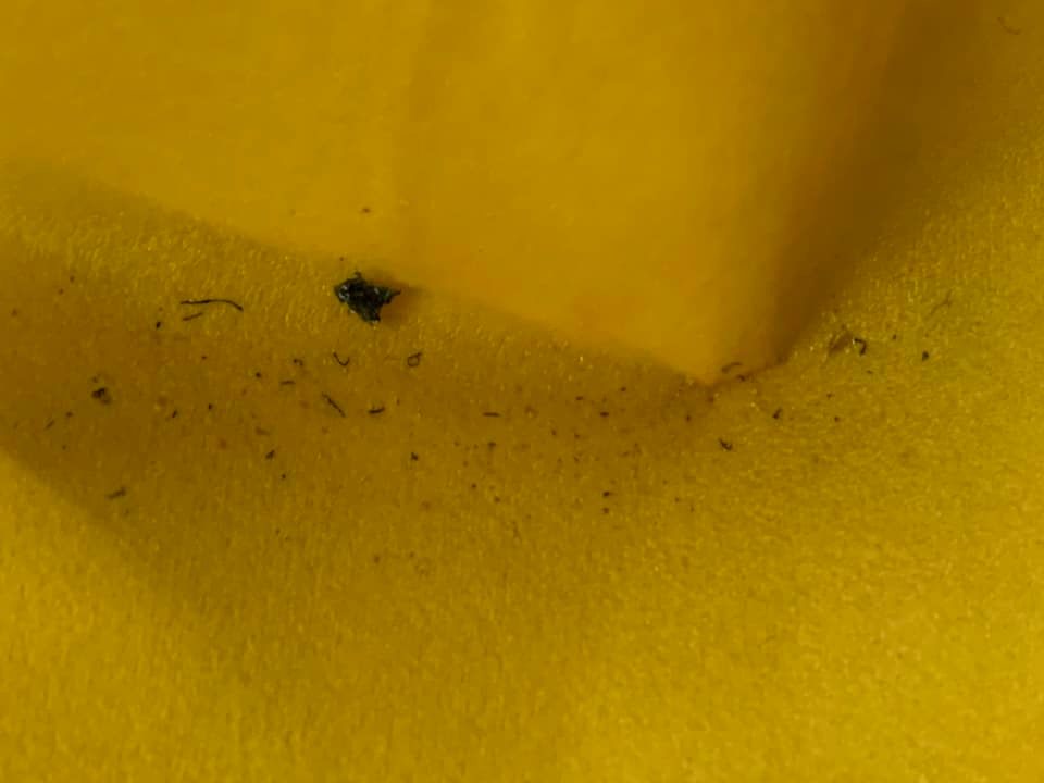 過濾之後 UV 墨水中果然有不少雜質,這會造成噴頭容易堵塞