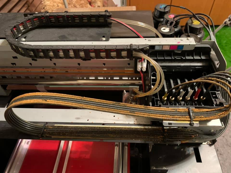 這台 EPSON 1390 直噴機買了一年多，充滿歲月的痕跡