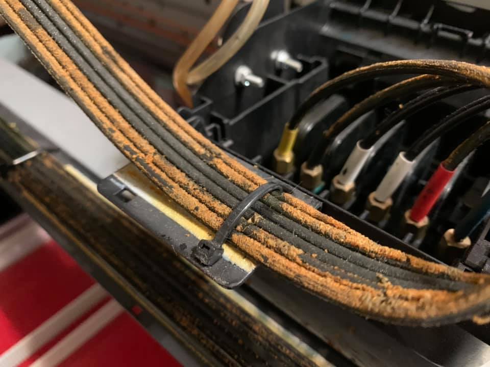 才一年多 EPSON 1390 墨管就有這麼多 UV 墨水的析出物