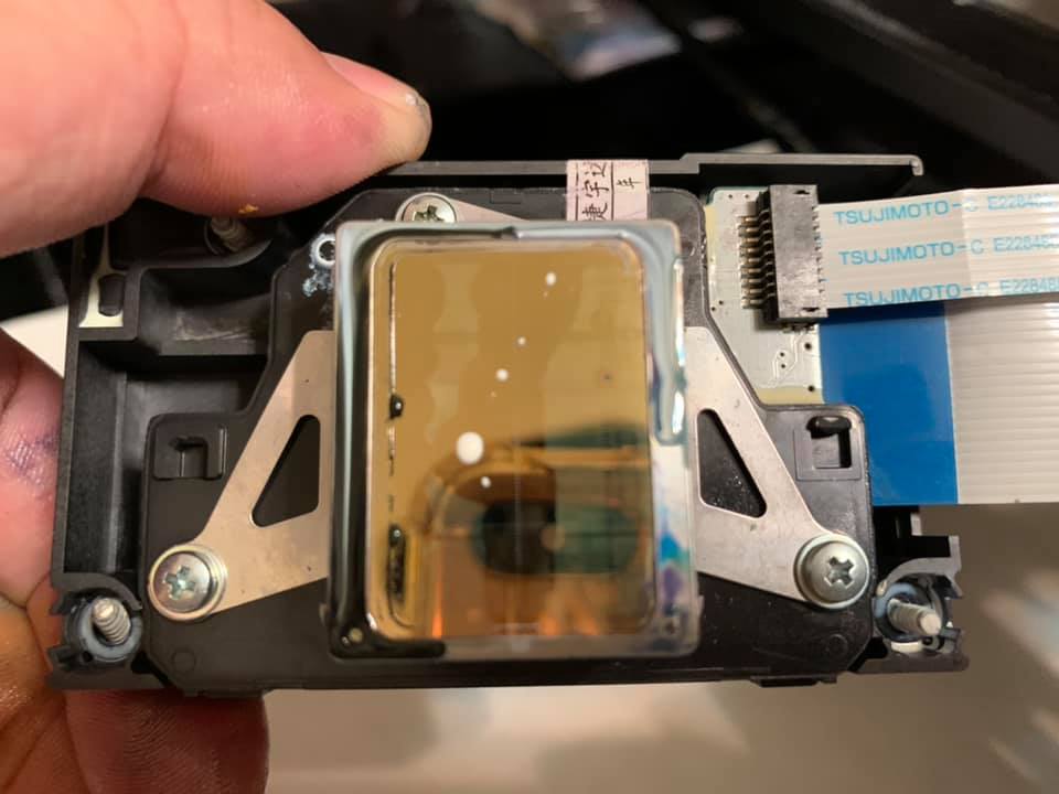 拆下的 EPSON 1390 噴頭,金色面要很小心,免得把上面的細小噴嘴給堵住了