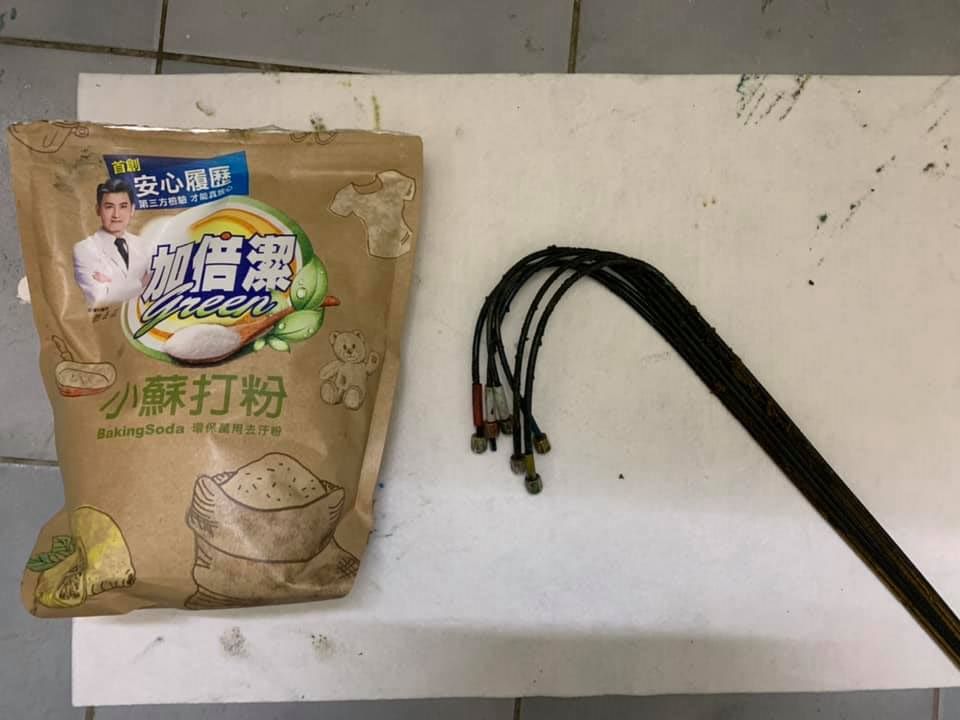 用小蘇打粉清洗 EPSON 1390 墨管外的析出物