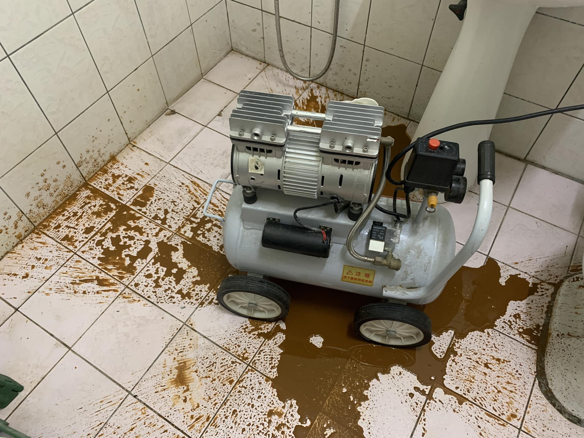 氣瓶裡的冷凝水顏色再紅一點就像命案現場了，這真的是要定期排除才行！