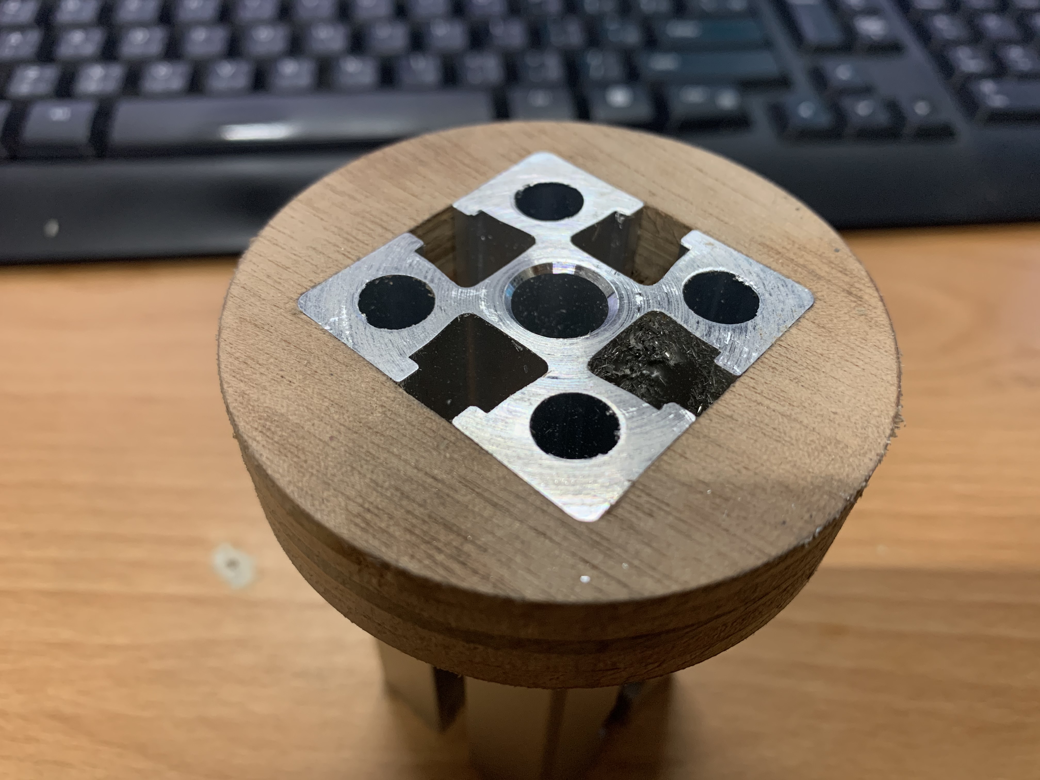 為了確保垂直度，作了一個簡單的治具將鋁擠固定在車床上加工出端面。