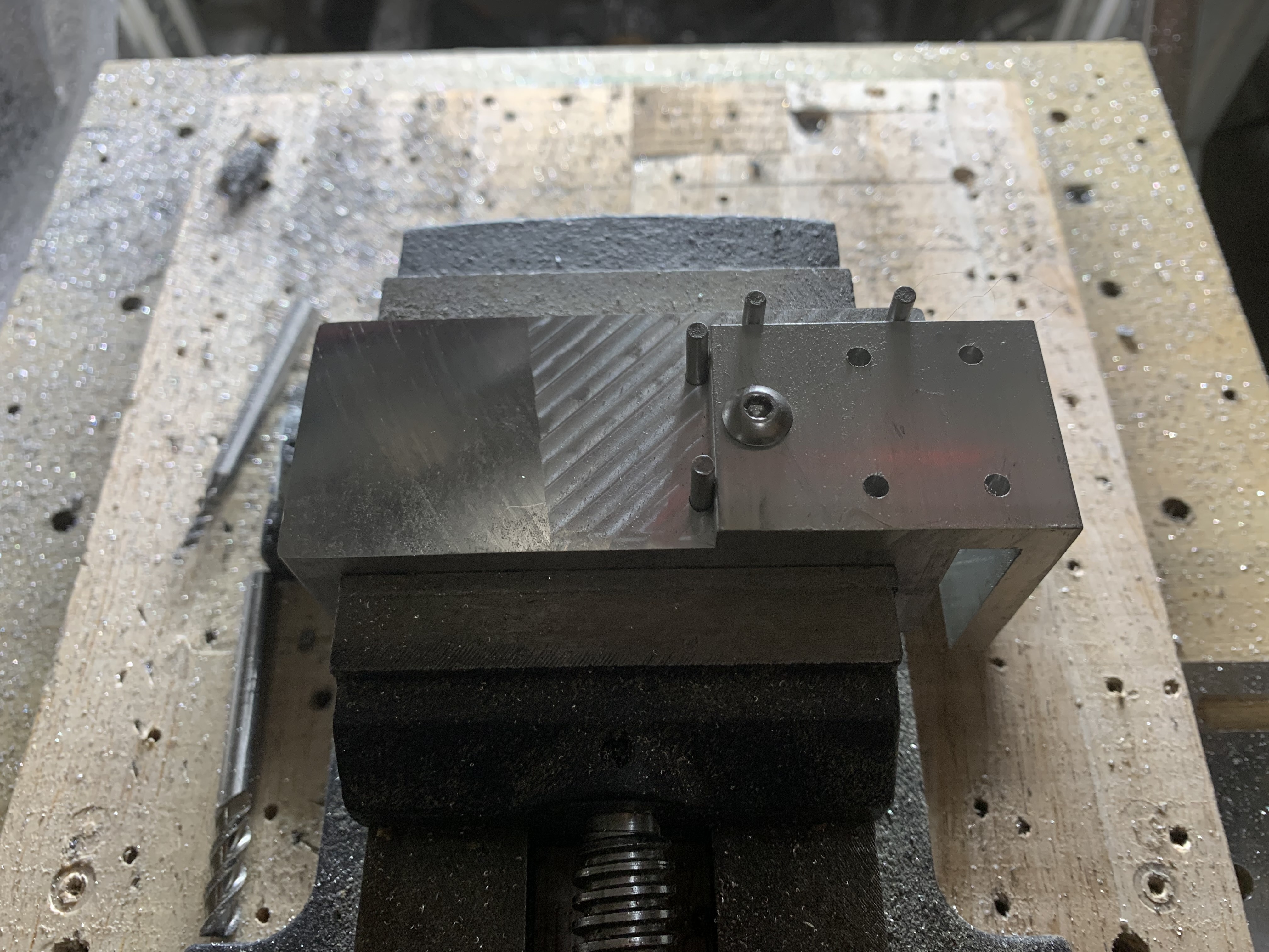 手邊沒有適合的夾具，只好拿個鋁塊銑出平面來定位。