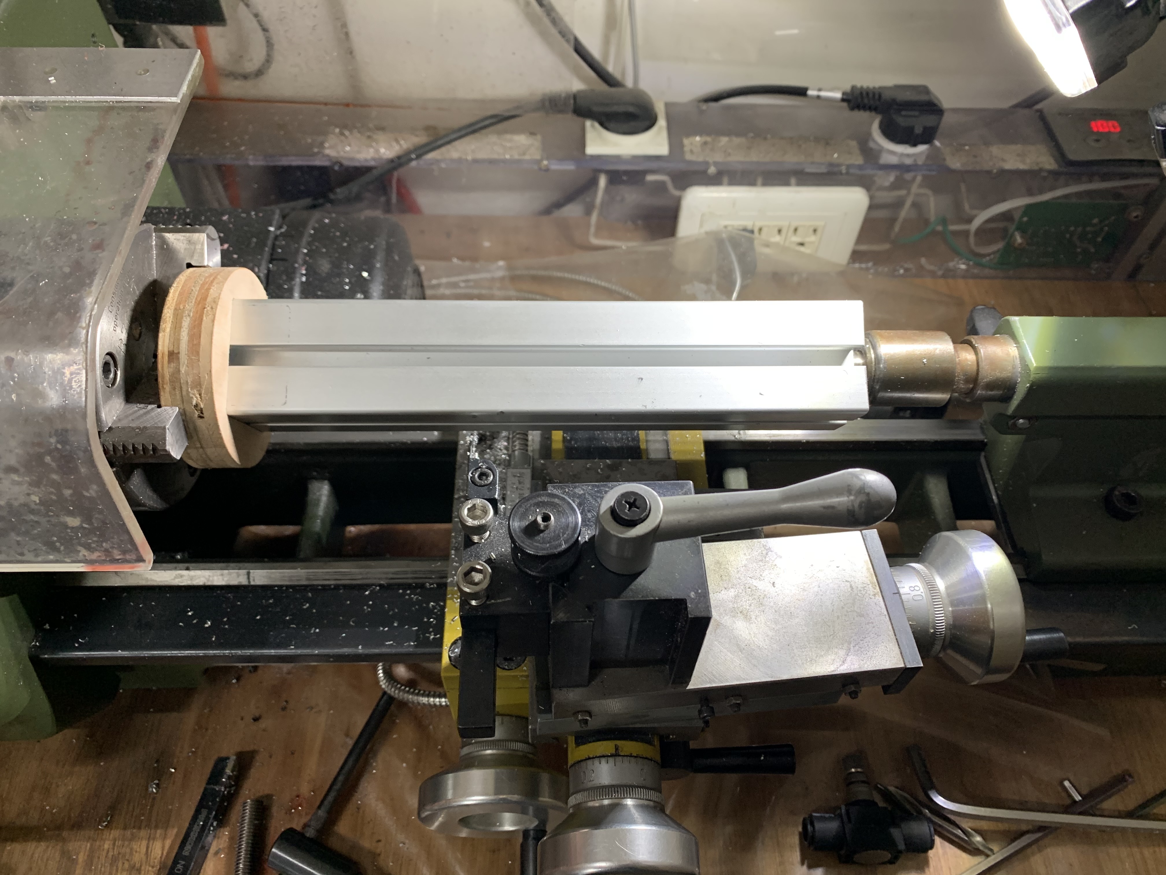 為了確保主柱垂直度，把鋁擠弄上車床去車出端面。