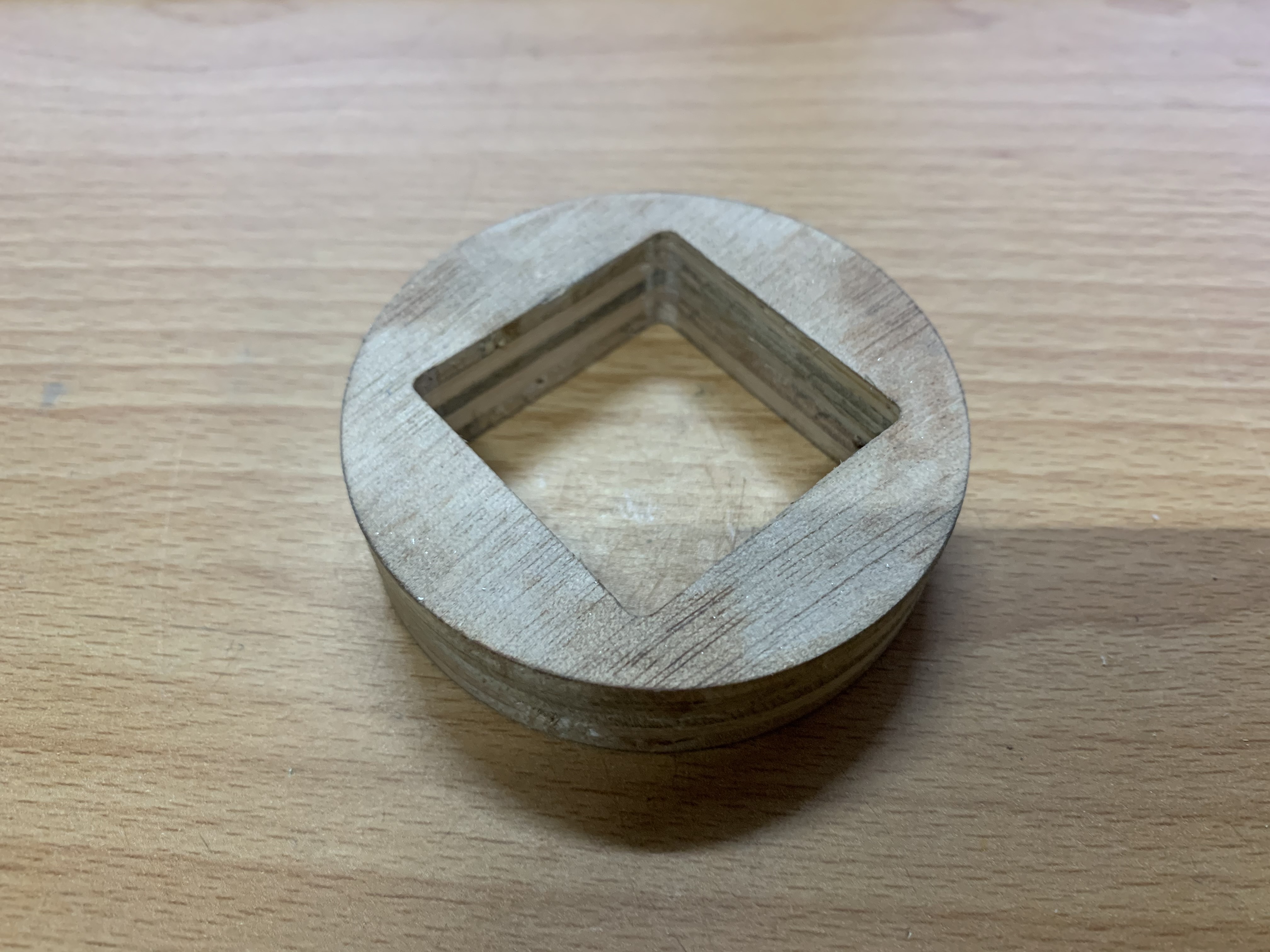 這個因為沒受多少力，也只用一次而已，就隨手拿個夾板銑成治具了。