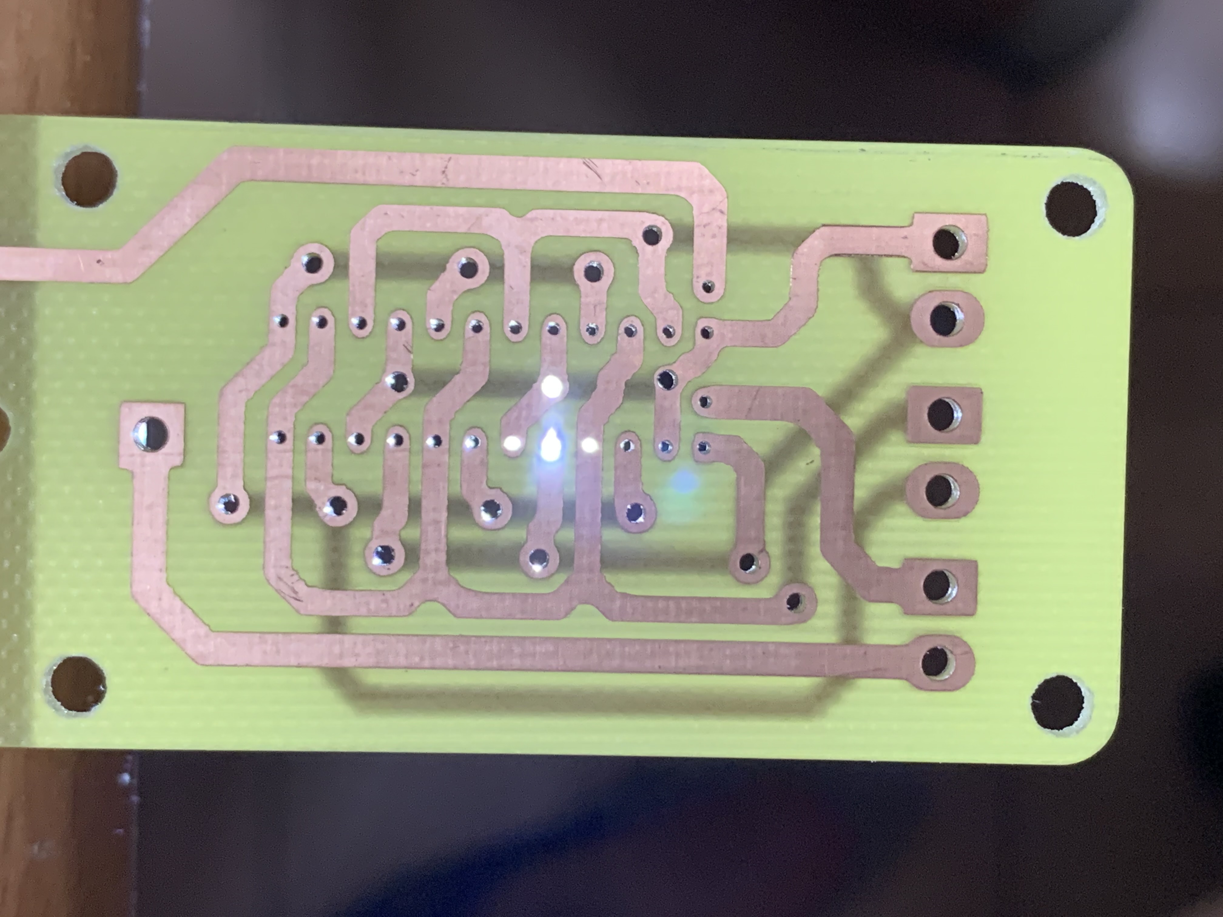 看似複雜其實簡單的線路，就是把電池的電分別接到攻牙和鑽孔馬達，讓它能正反轉而已。但因為電流大，所以線路比較粗，要用雙面板才行。