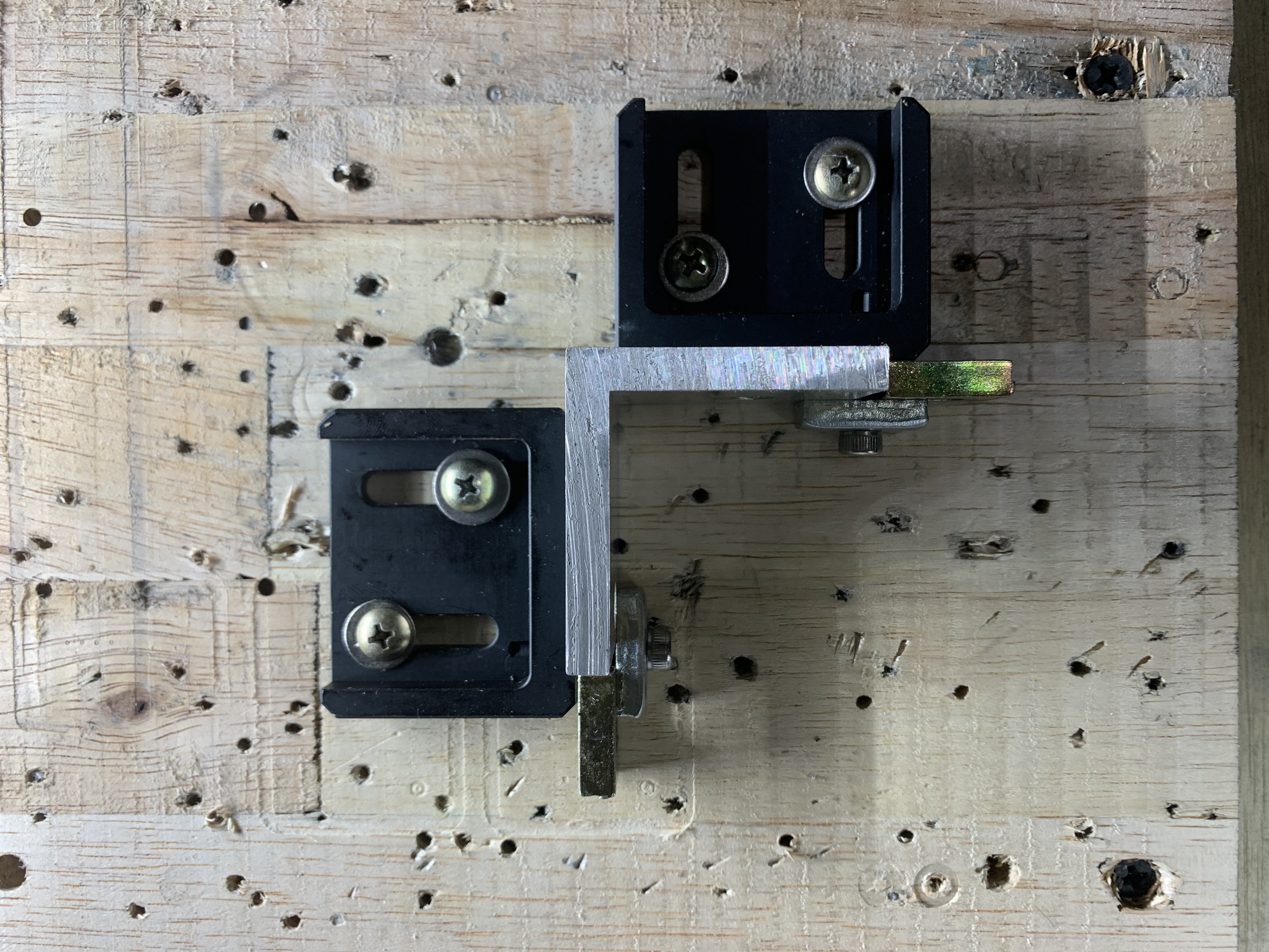 側面加工，一樣是用很陽春的方式固定。