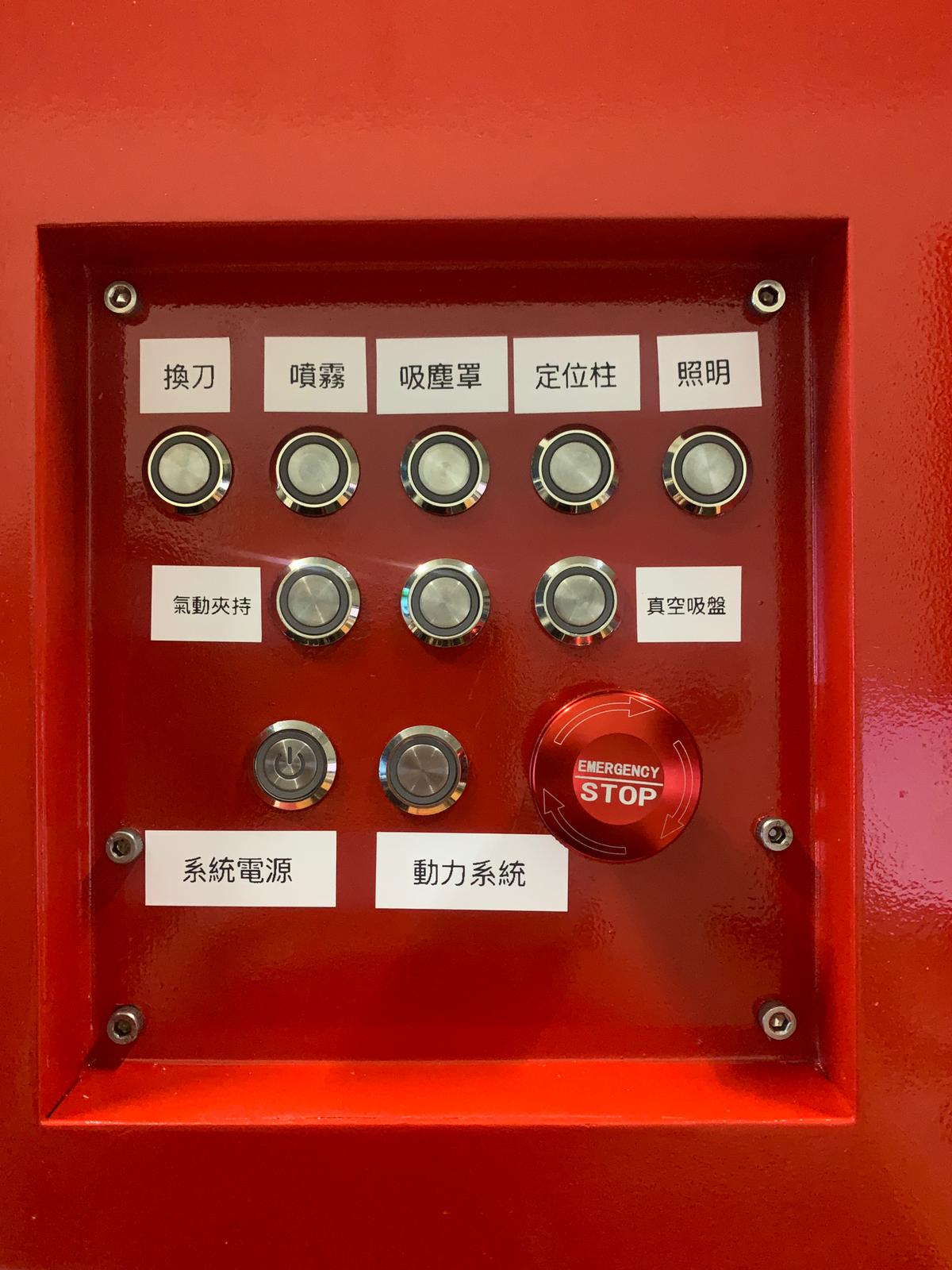 自組的 CNC 電控箱，採用快拆的方式方便去接不同的 CNC