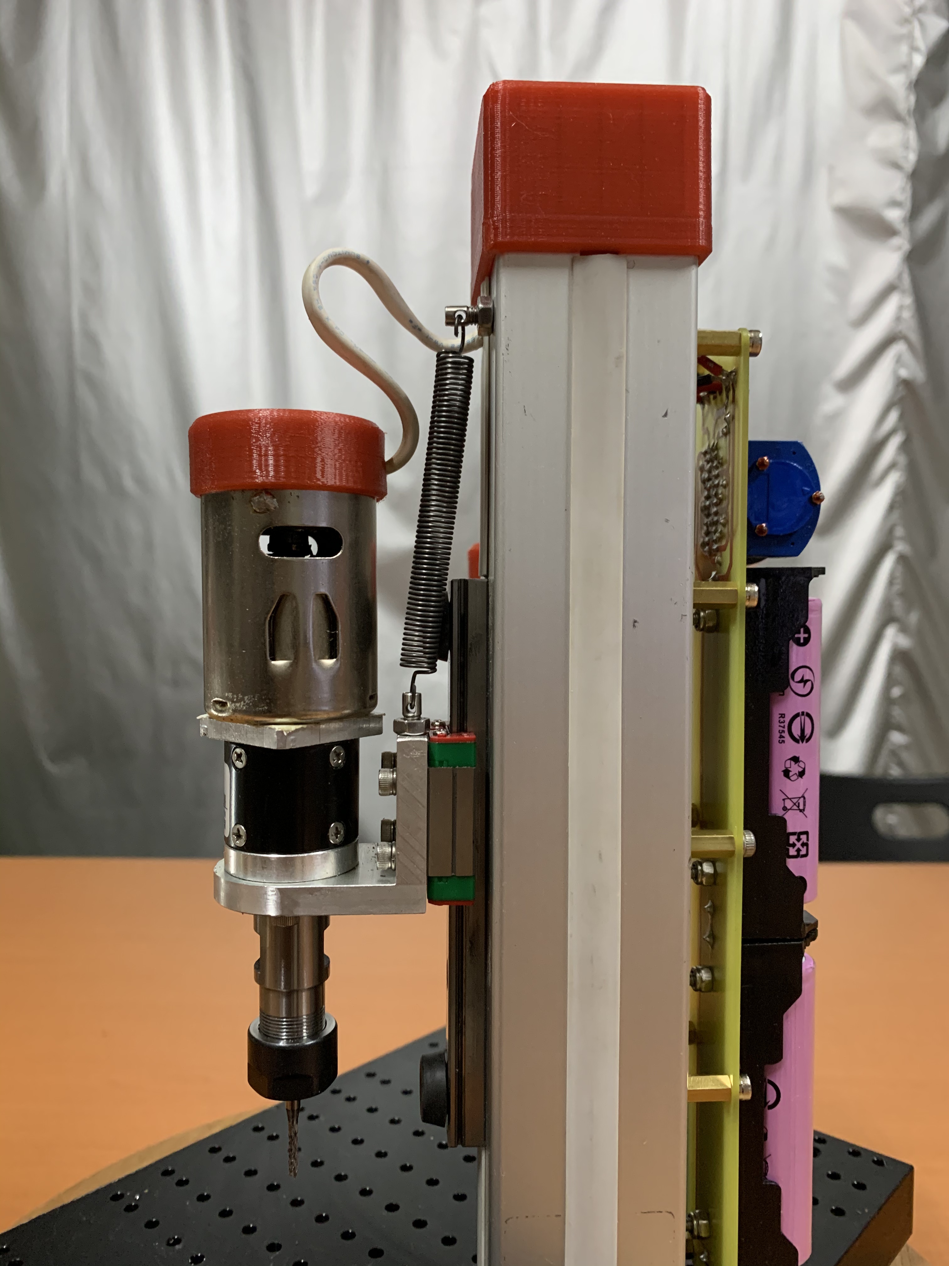 成品側面照，鑽孔的部份有用彈簧拉著