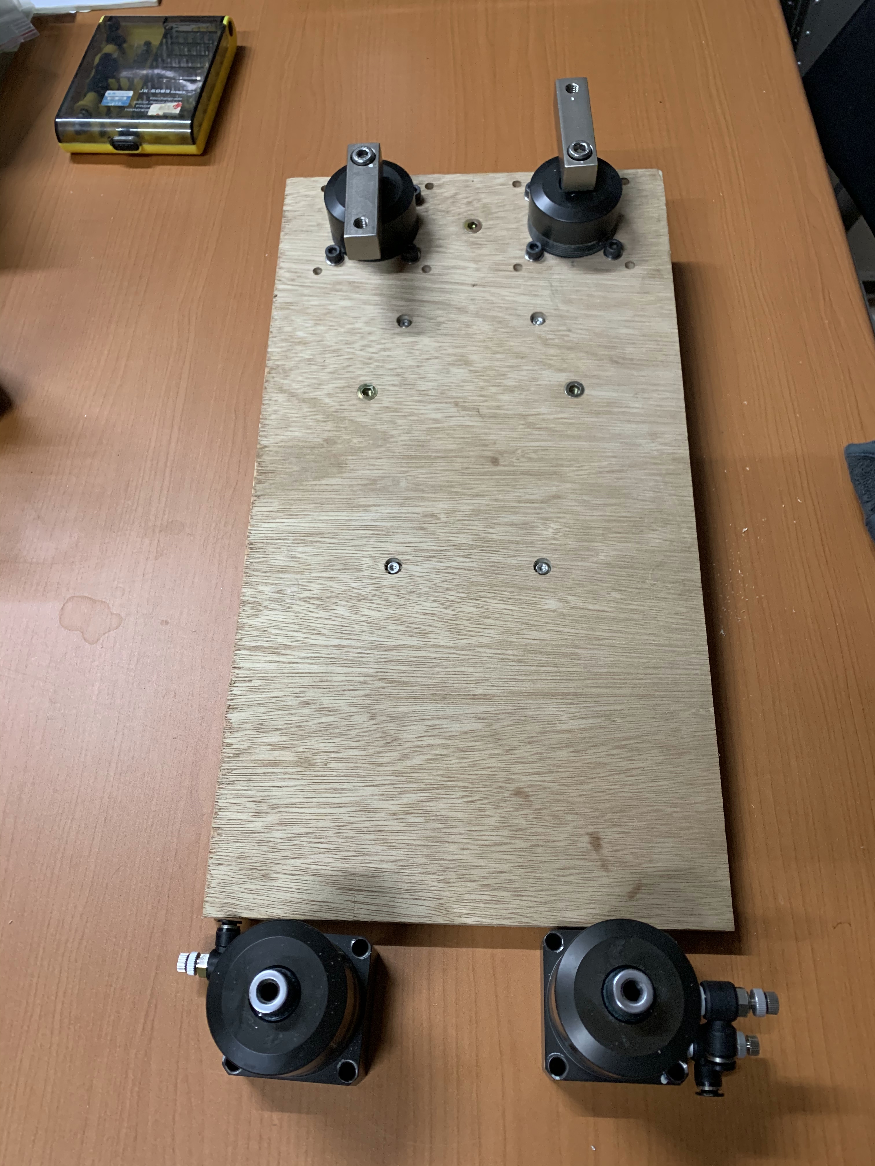 為了精準加工,設計了一個氣壓治夾具,方便定位和固定角材進行加工。