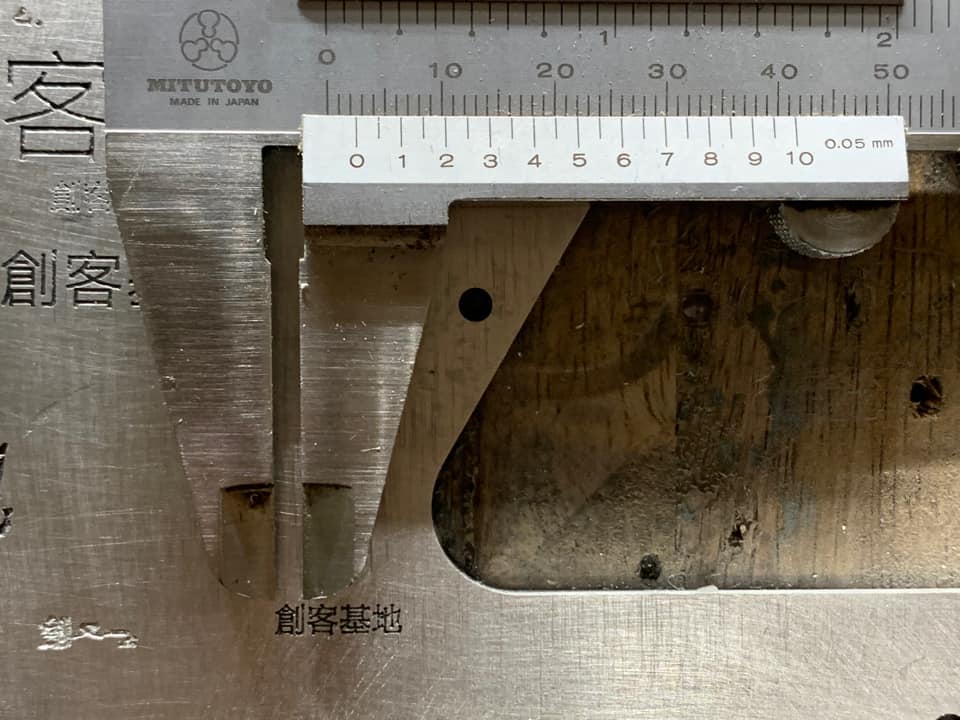 2.5mm的中文字雖然清楚，但筆劃間距已有誤差，而且線條不夠直，代表有震刀，而且深度也不深。