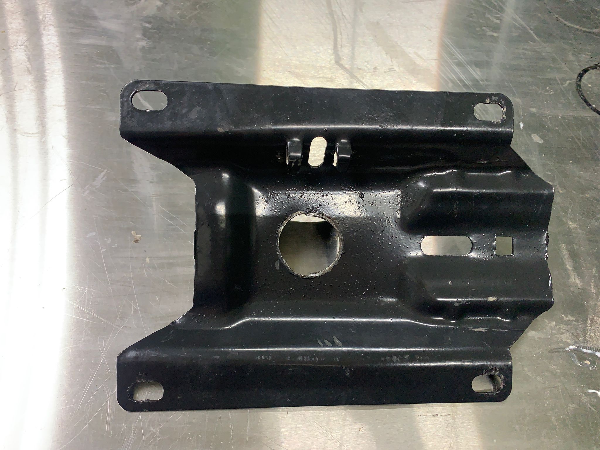 原本的固定座厚度太薄，坐半年就嚴重變形，雷射焊接的地方整個裂開。