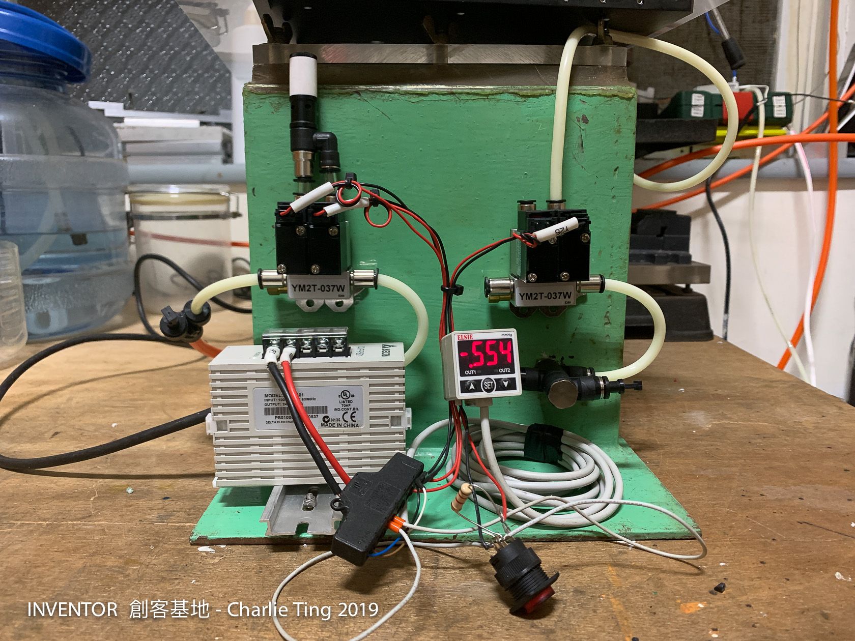 負壓產生系統的構成元件；左上白頭黑身的東西是真空發生器，下方是二個電磁閥；右邊一樣是二個電磁閥（只用到一個）；右下是三通接頭分接到右邊電磁閥和壓力錶；左下為24V電源；前方黑色方塊為配線盤[感謝 Eric Lin]；前方按鍵為真空吸盤啟動開關。