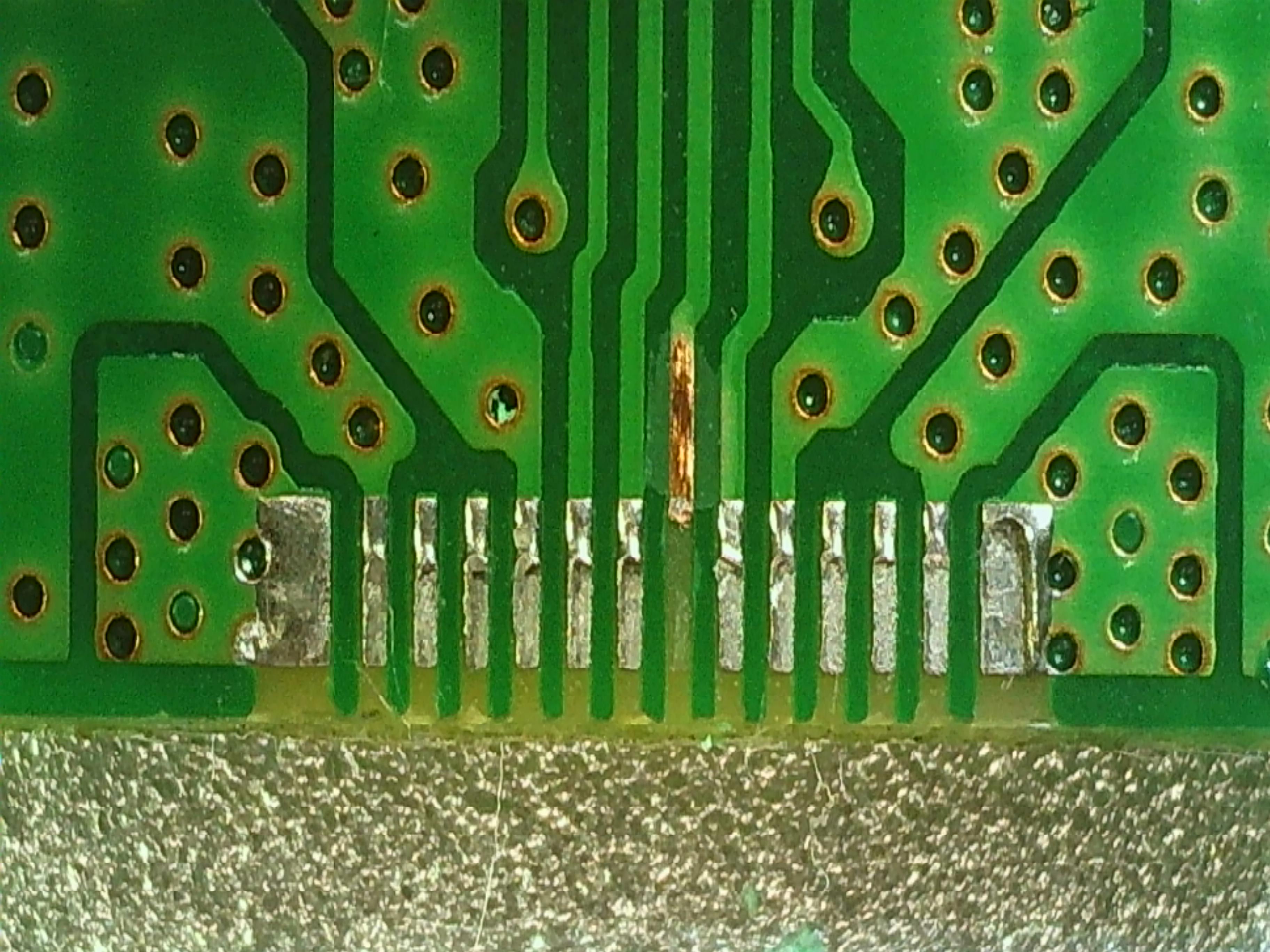 USB Type-C 接頭被扯掉後造成一條線路斷裂，所以刮掉保護漆。