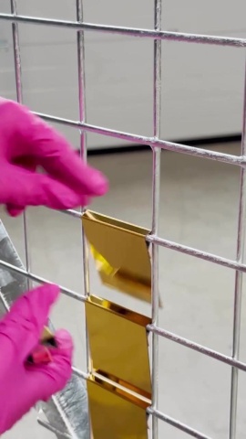 用金屬網為骨架打造反射鏡牆